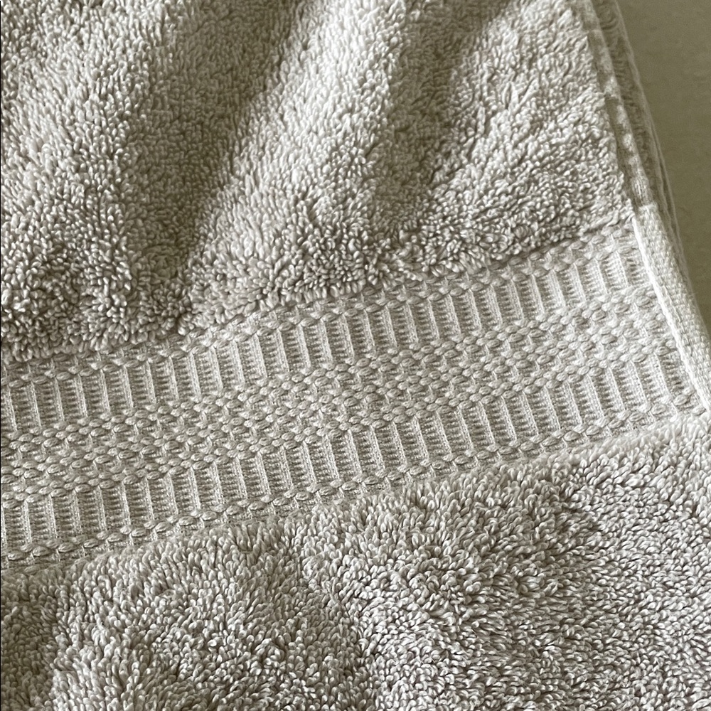 Ultra Soft Large Light Grey Bath Towel - Picture 2 of 3